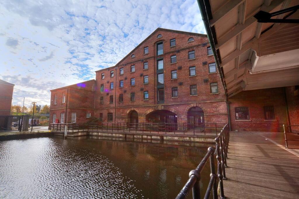 Beautiful 1-Bed Apartment In Grade Listed Warehouse - Victoria Quays, Sheffield City Centre, Free Parking, Pet Friendly, Netflix المظهر الخارجي الصورة